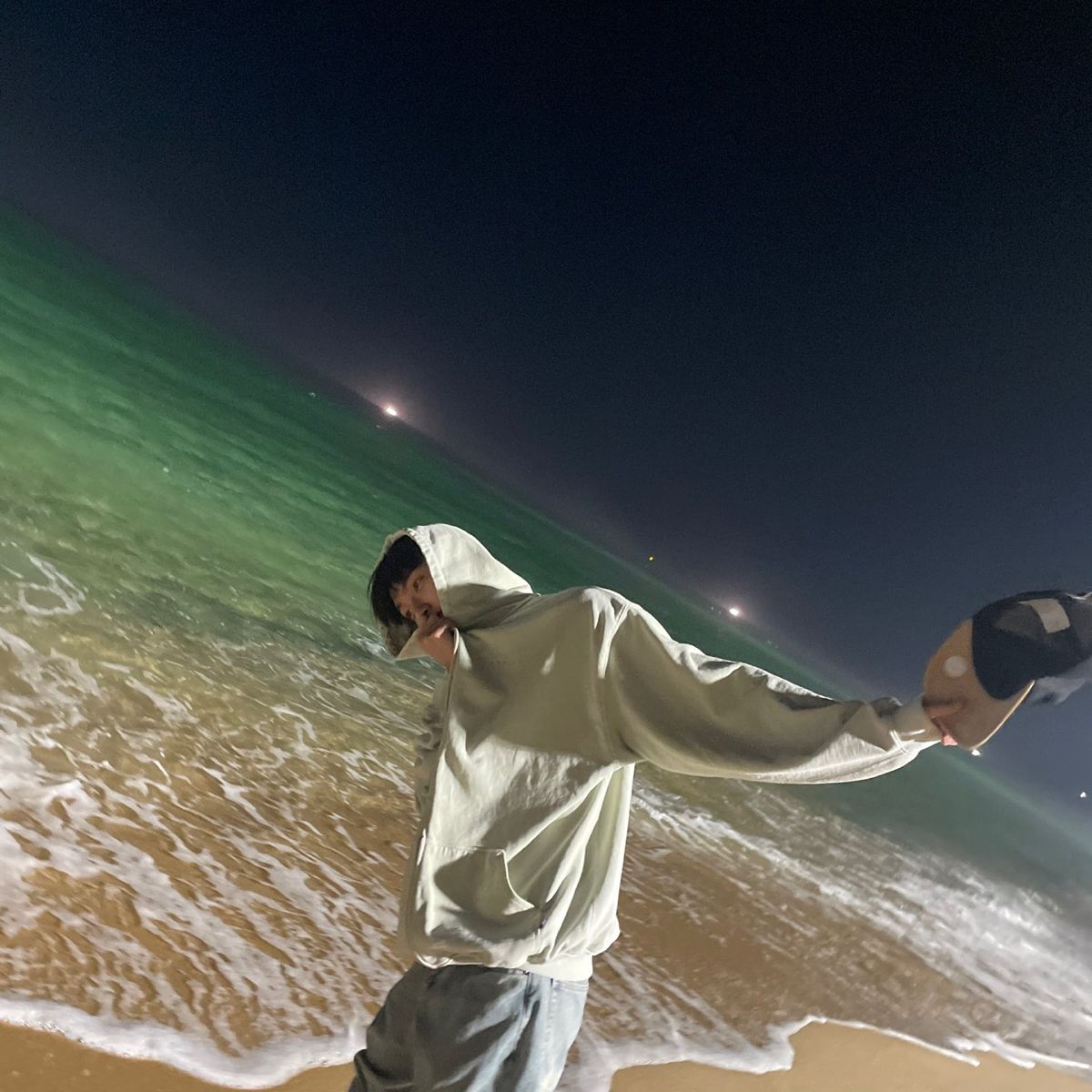 Đứng nghiêng người nhìn ra biển khơi