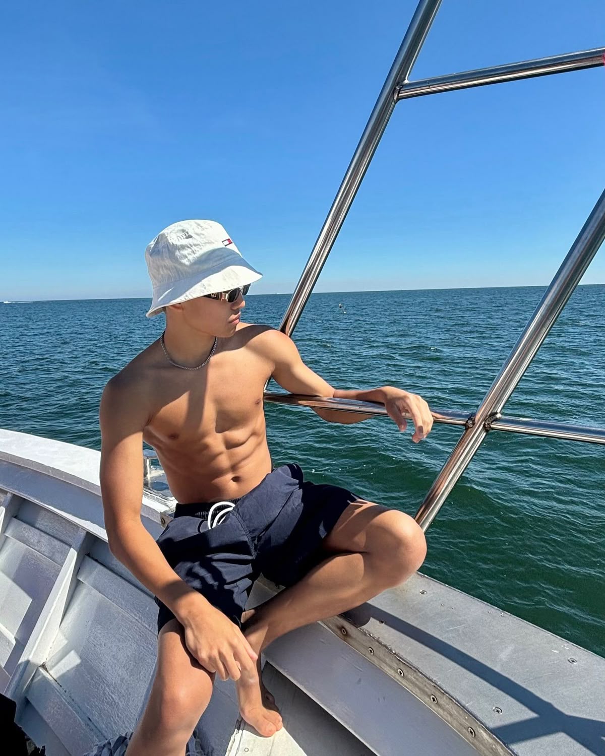 Dáng tự nhiên nhất là dáng đang chill