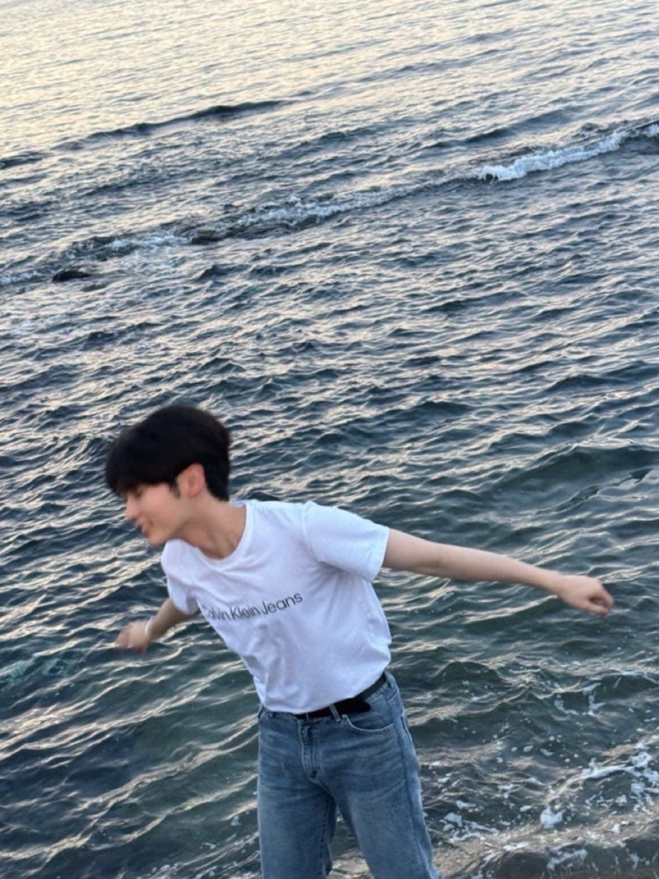 Dáng đứng giữa hoàng hôn đỏ rực