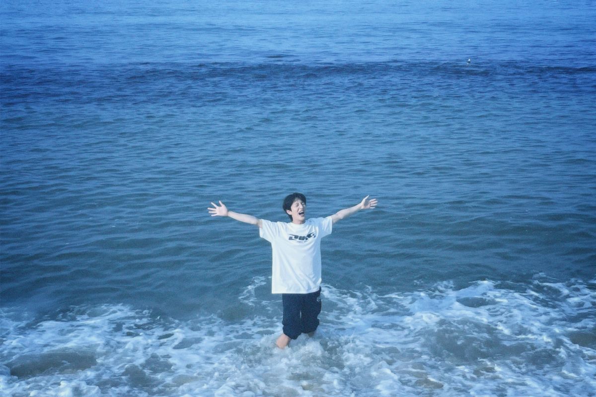 Cười nhẹ thôi, đủ để ánh lên