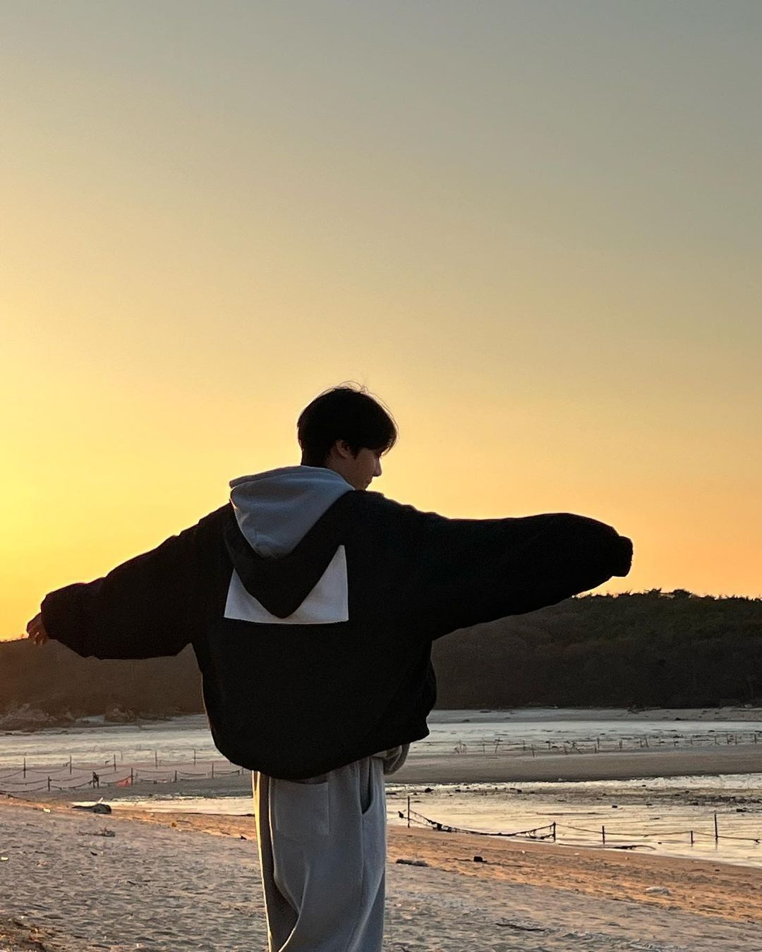 Nhìn xuống mặt cát đầy vết chân