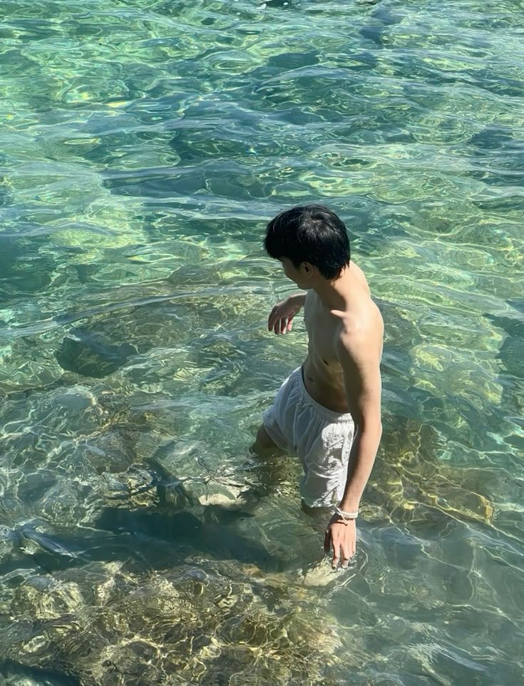 Tạo dáng đơn giản, gió làm nền