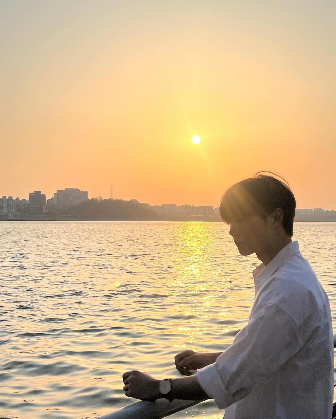 Tựa lưng vào đá, thở nhẹ nhàng