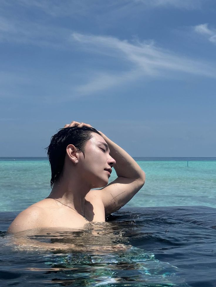 Từng đợt sóng vỗ như đang vỗ về lòng