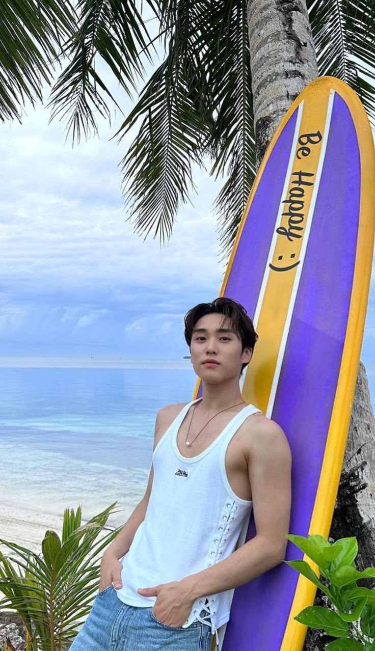 Nhìn xa xăm để che đi ánh nhìn gần