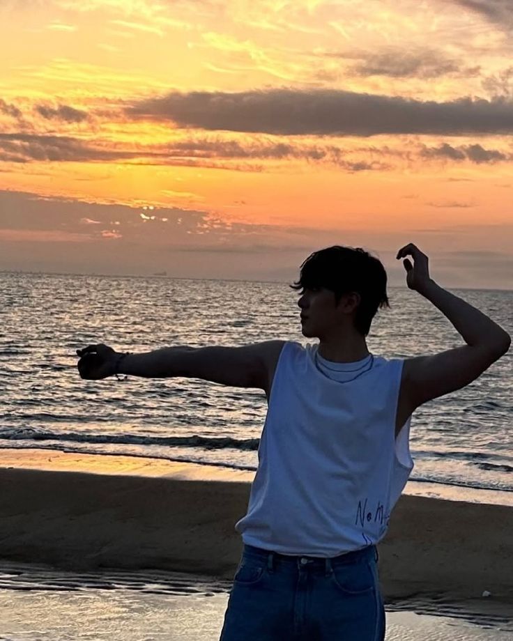 Ánh hoàng hôn loang trên vai như lời nhắn gửi