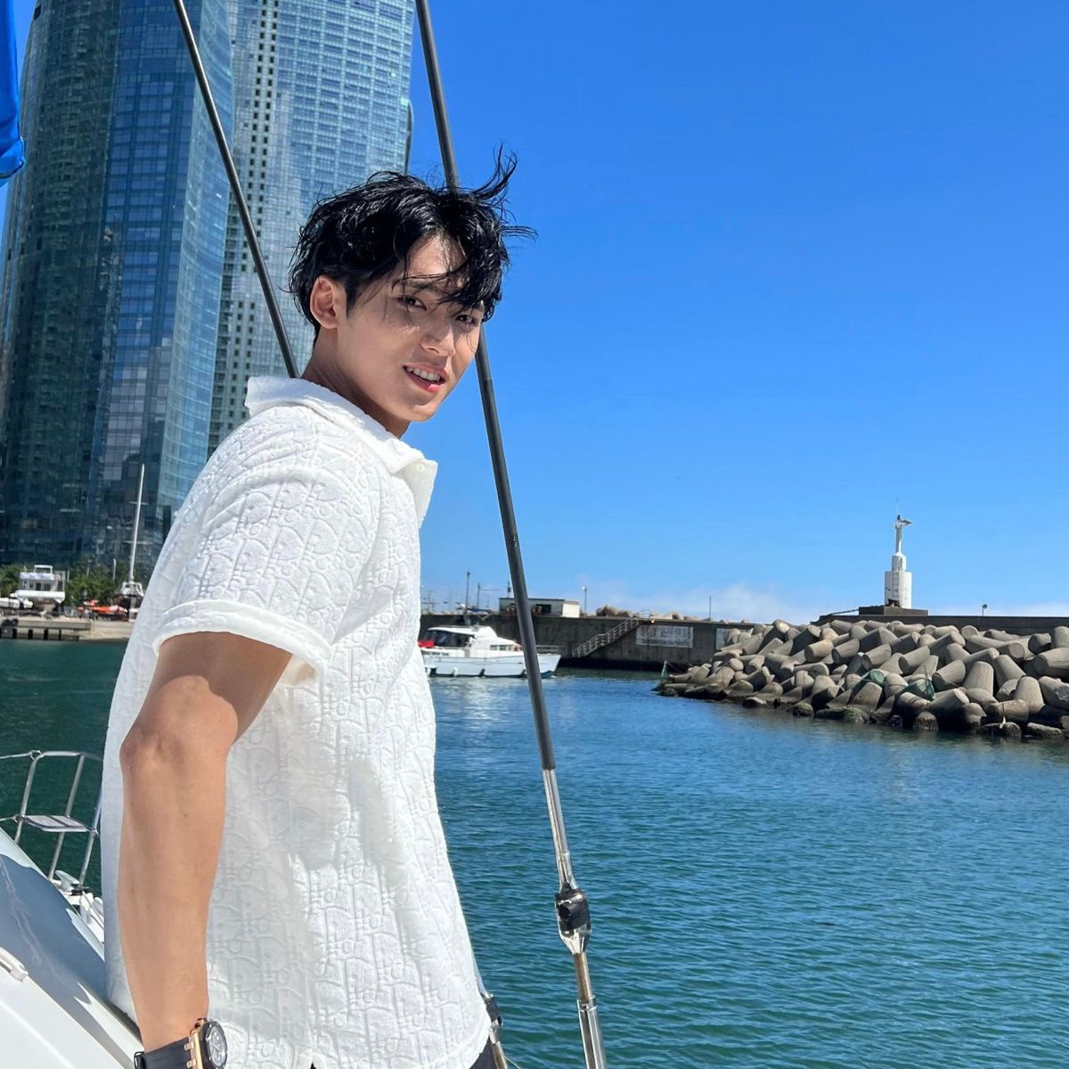 Vừa đi vừa nhìn xuống, ảnh có chiều sâu