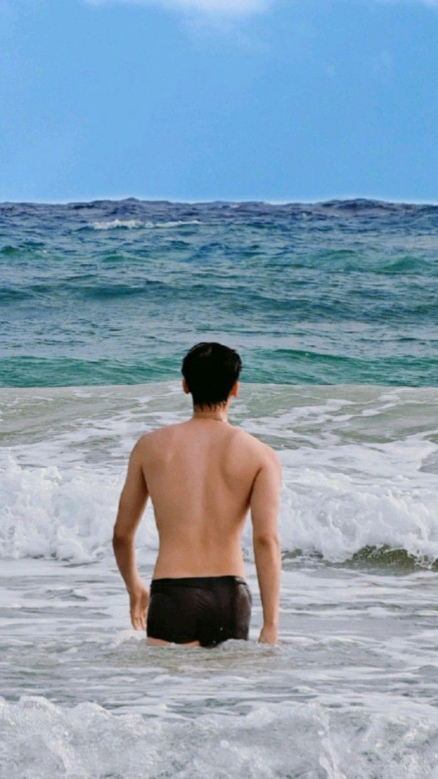 Ánh nắng buông trên bờ vai gầy