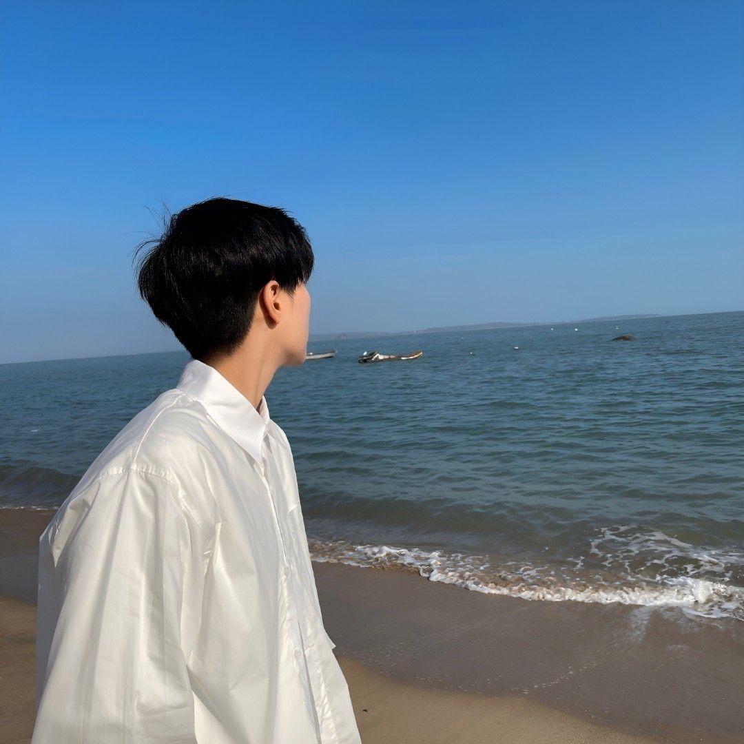 Tạo dáng chụp ảnh bình minh trên biển cho nam đứng, ngầu