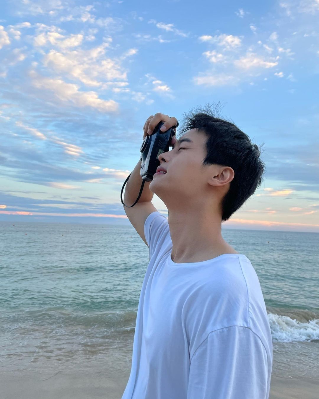 Bờ cát trống, nhưng khung hình đủ đầy