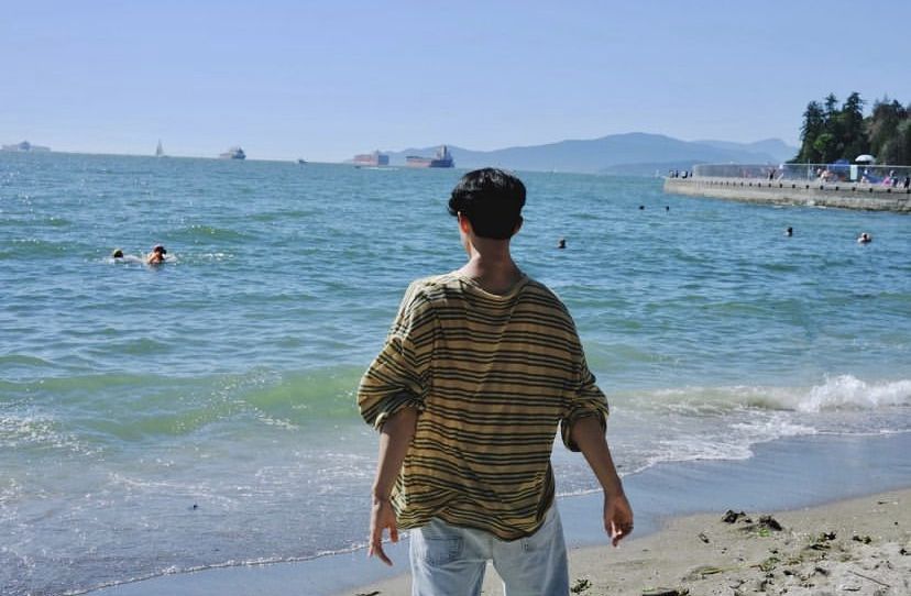 Biển làm nền, mình là điểm nhấn