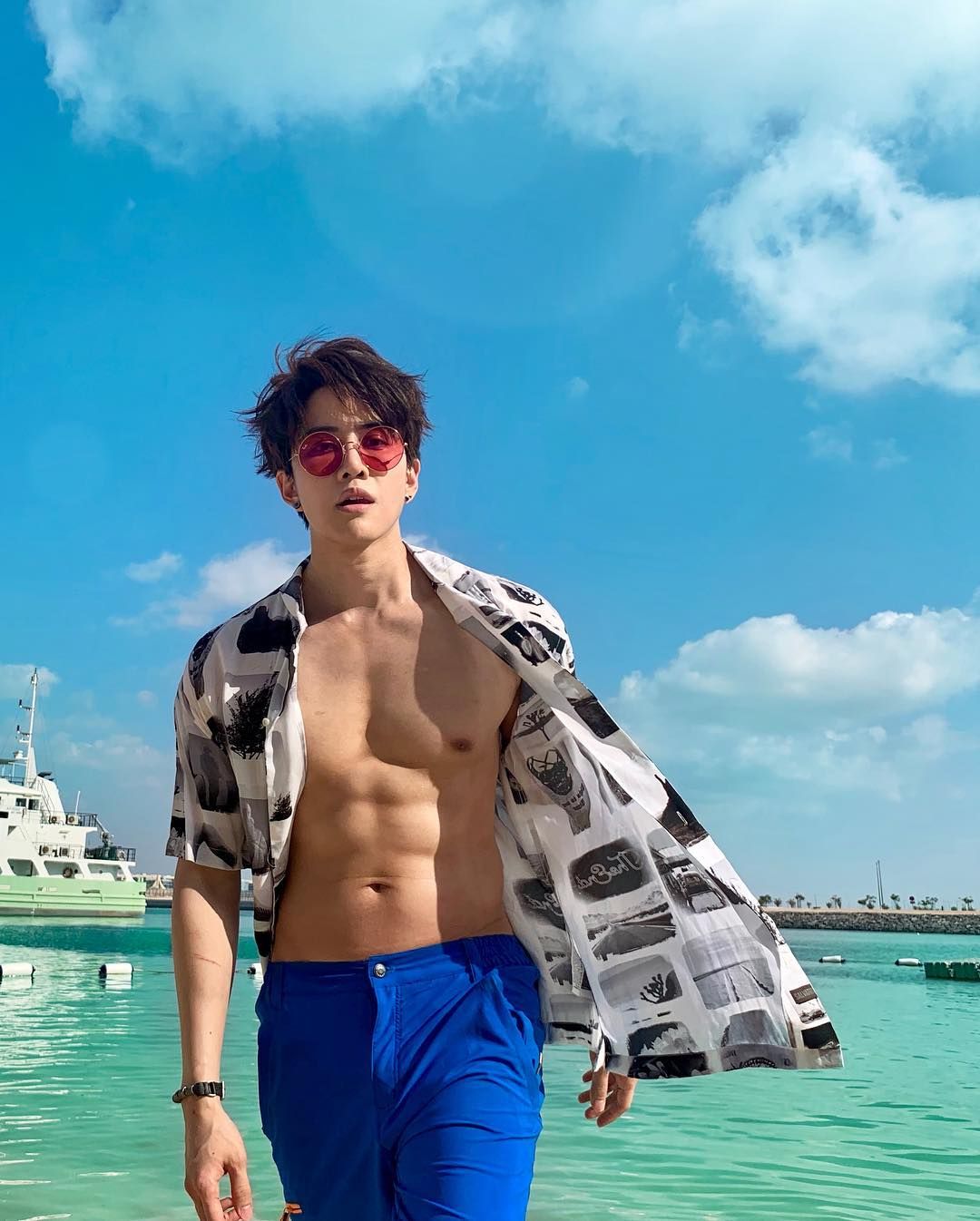 Tay đút túi, nhìn về phía chân trời