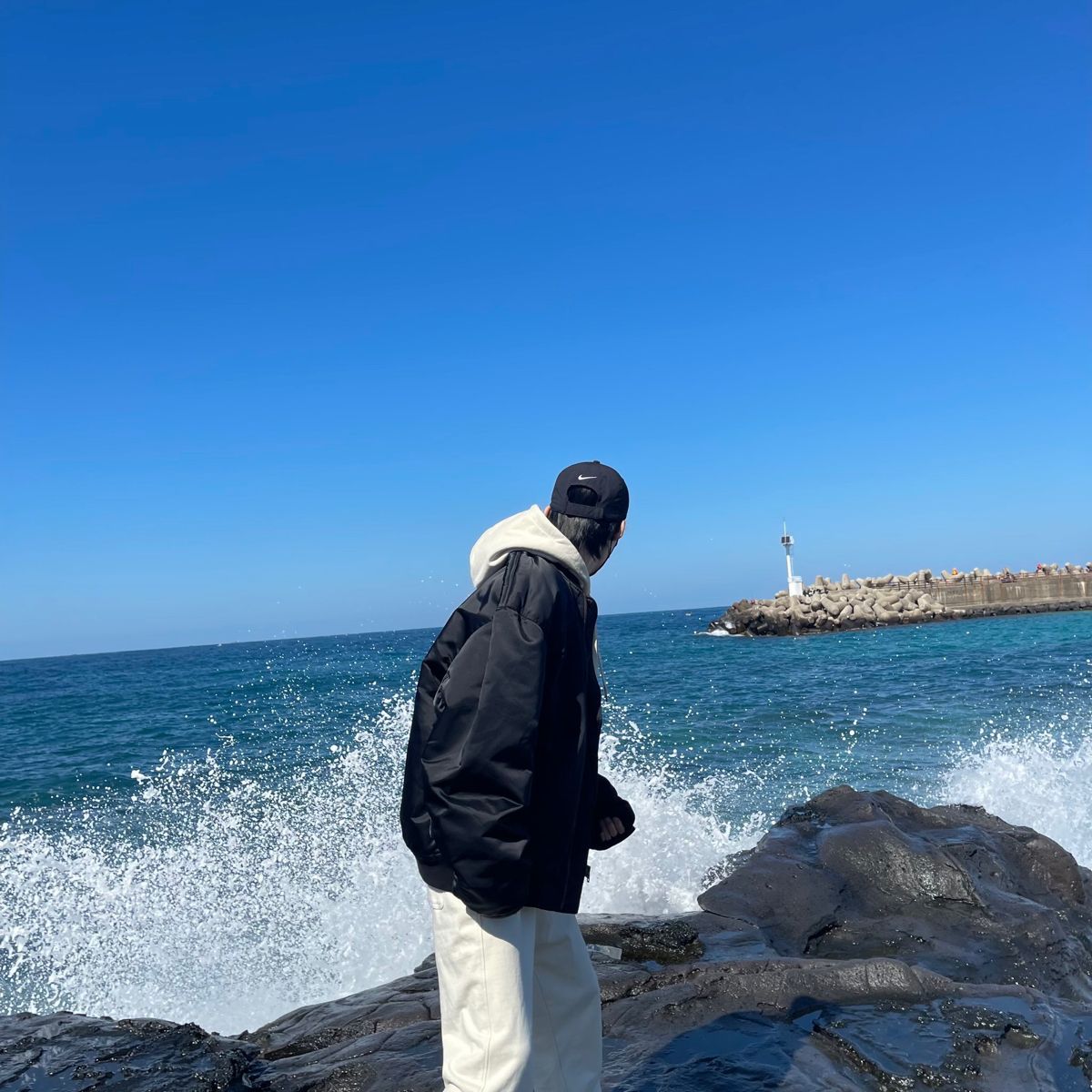 Tay đút túi, nhìn trời đầy mộng