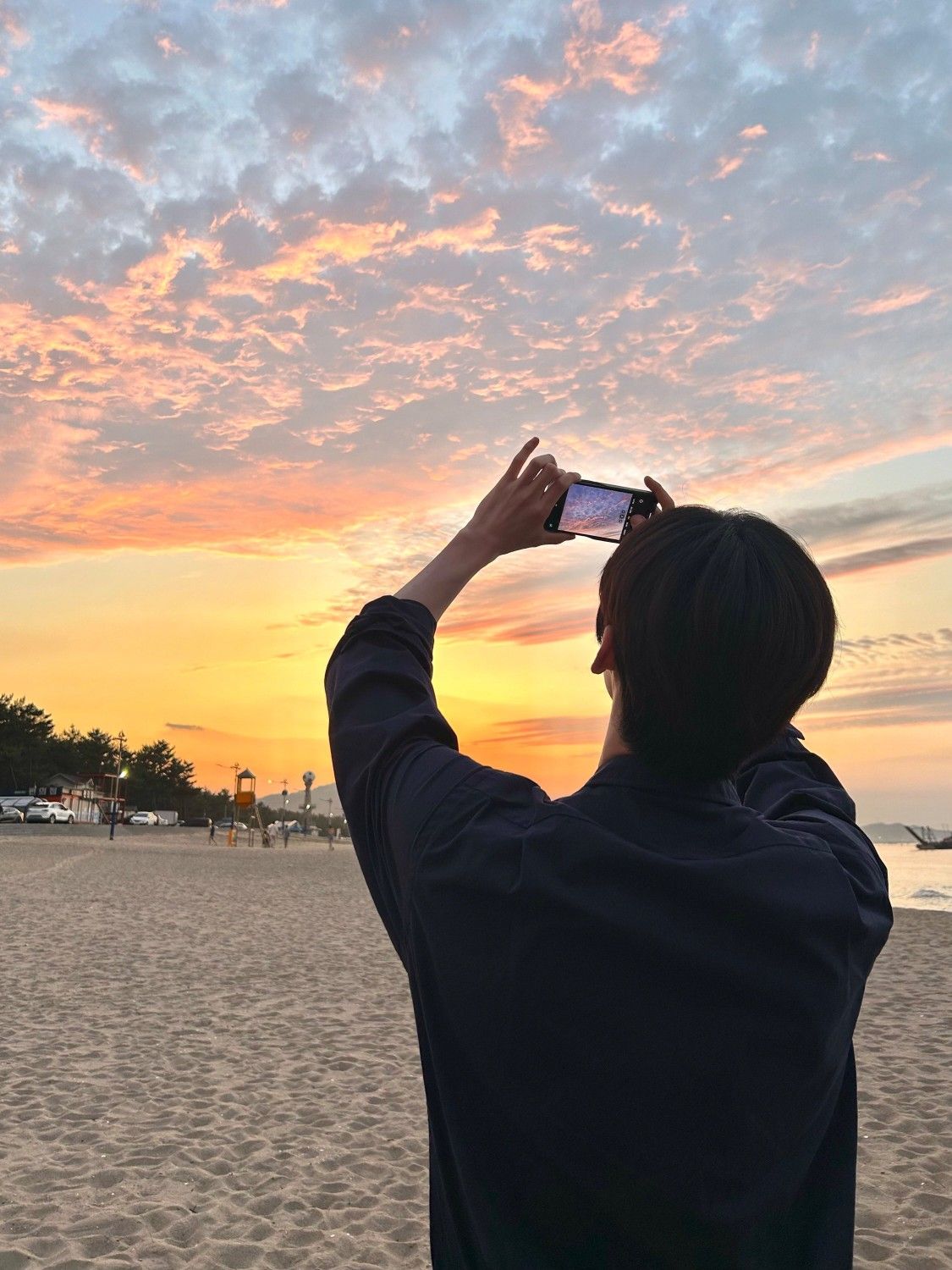 Giữ mái tóc rối trước gió biển