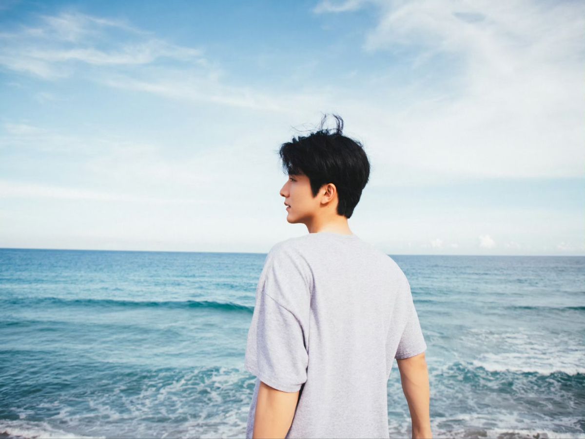 Gió thổi qua tóc, cuốn theo cả suy nghĩ