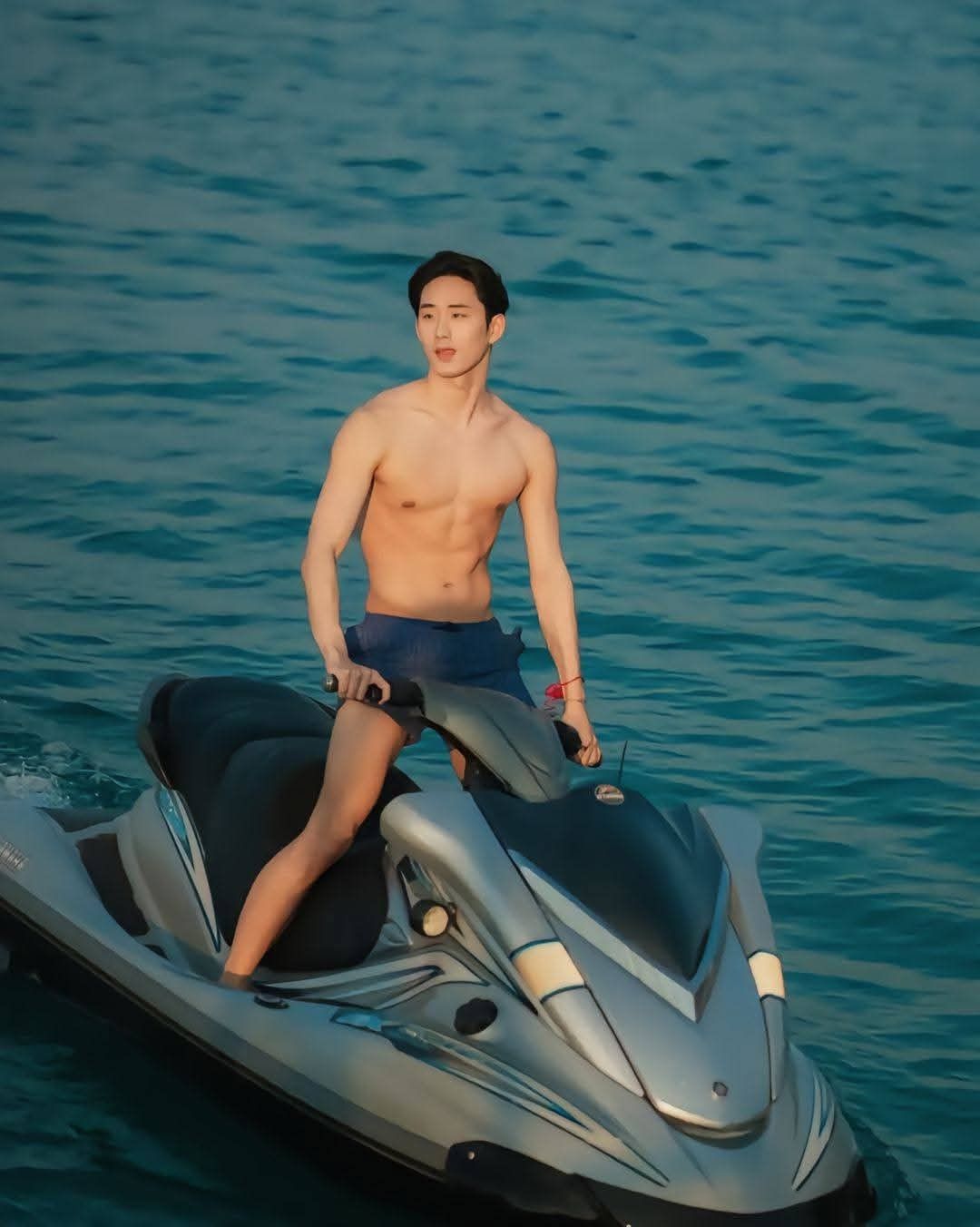 Đứng thẳng lưng, hít thở trời cao