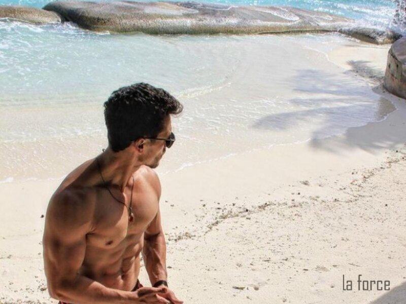 tạo dáng nam khoe cơ bắp