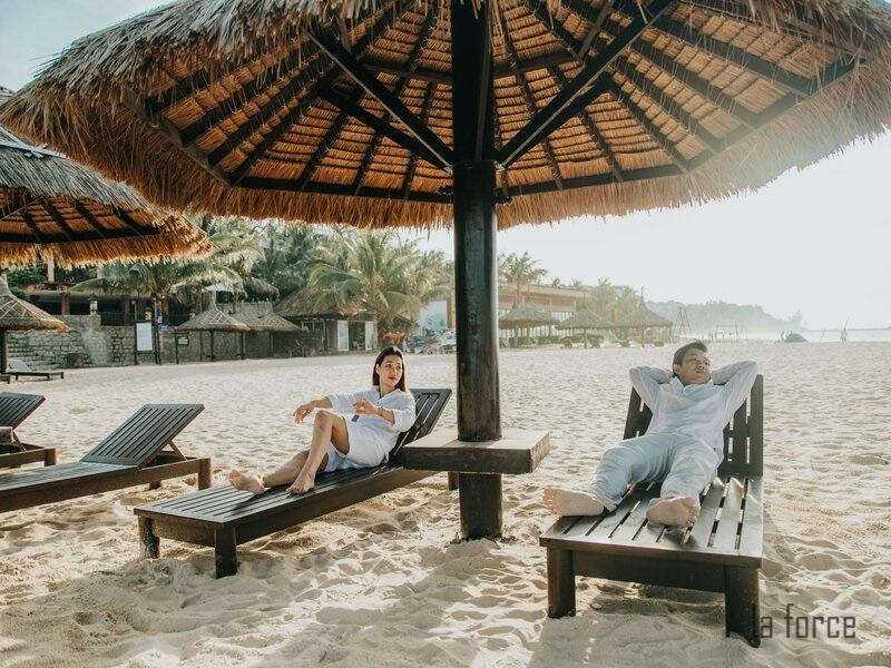 Tạo dáng nằm trên ghế