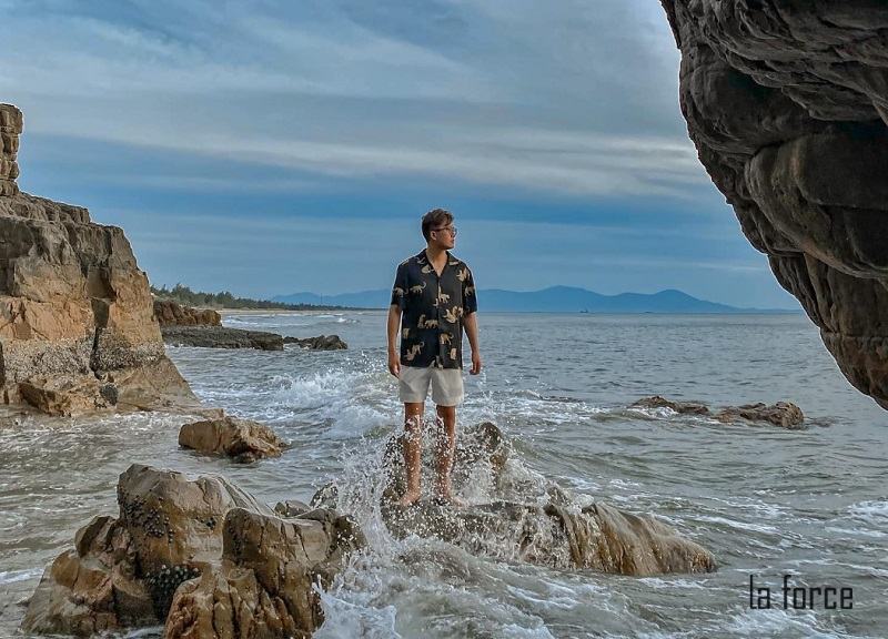 cách tạo dáng chụp ảnh ở biển cho nam