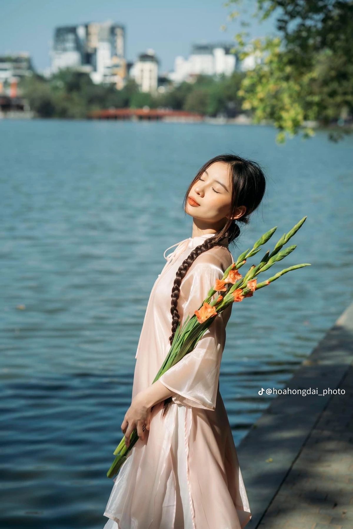 Ta cất giữ yêu thương trong từng tia nắng nhỏ