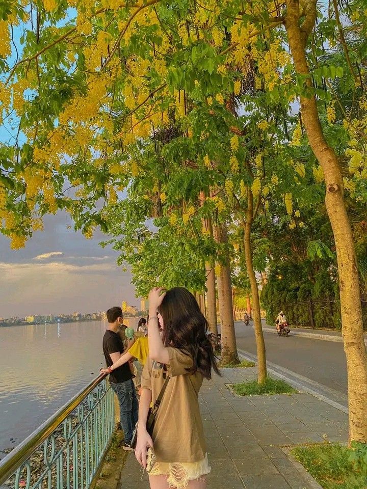 Tay trong tay, ta đi qua mọi mùa nắng gió