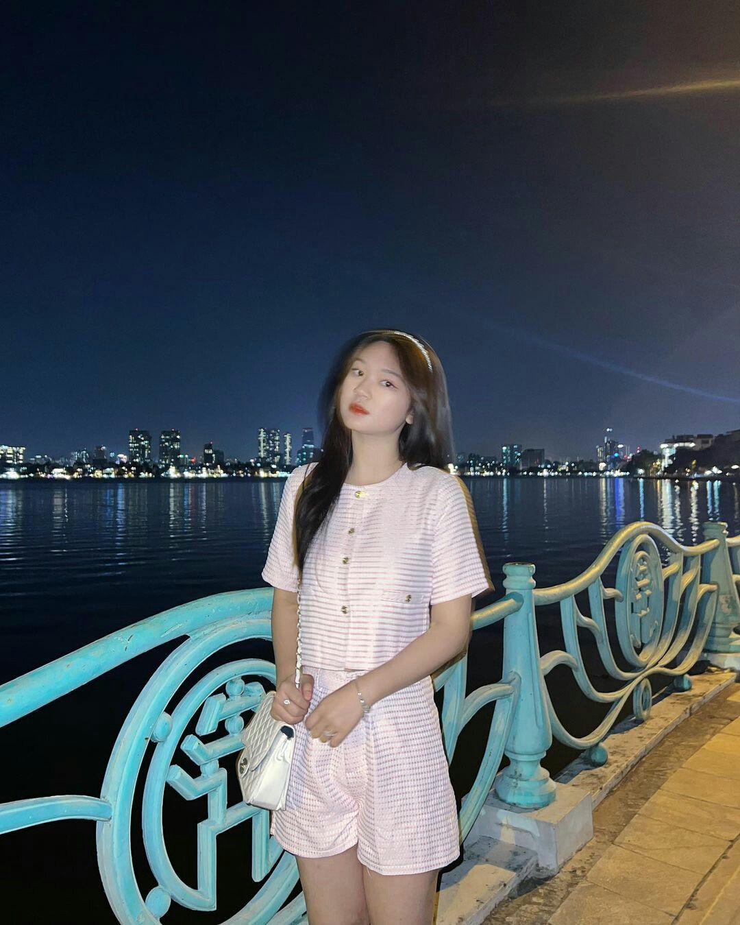 Nắm tay nhau, cùng bước qua mọi mùa thương nhớ