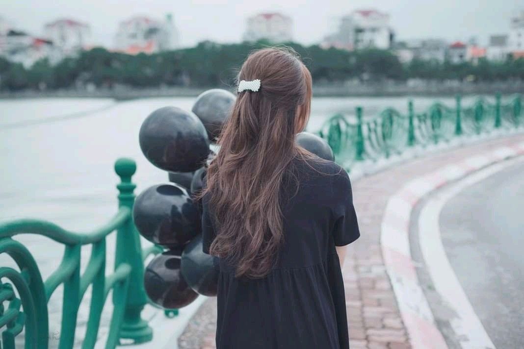 Nắm tay nhau đi qua mọi mùa mưa nắng