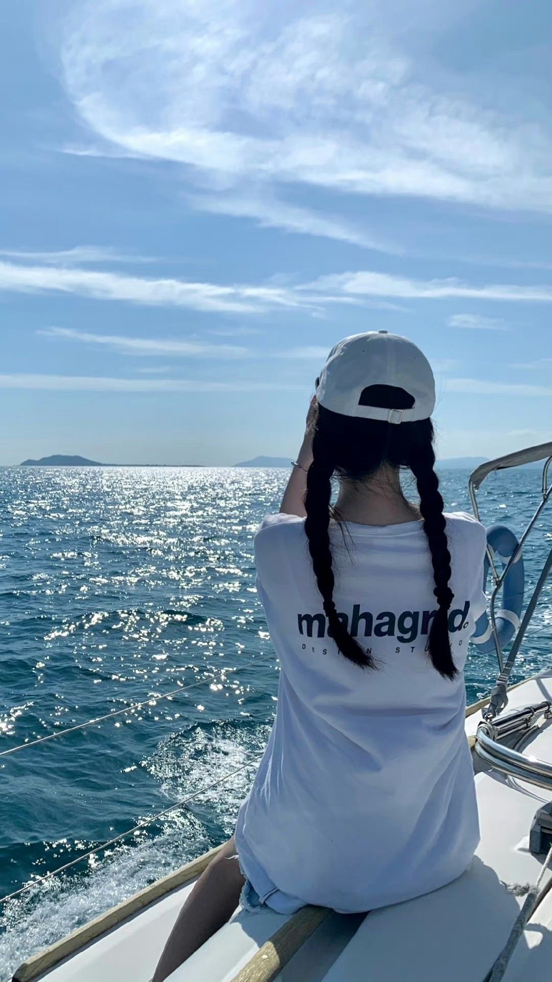 Trên tàu biển, chỉ cần đứng thôi cũng đủ đẹp