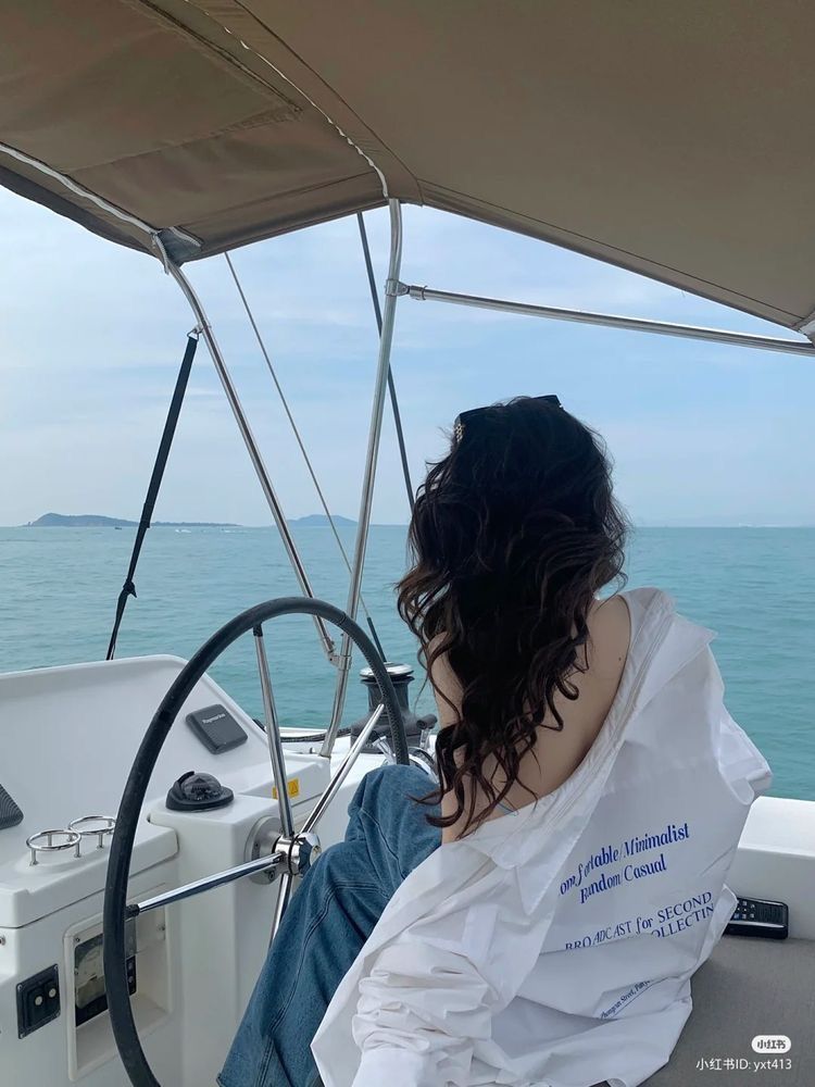 Đứng ở boong tàu là đã đủ khí chất rồi