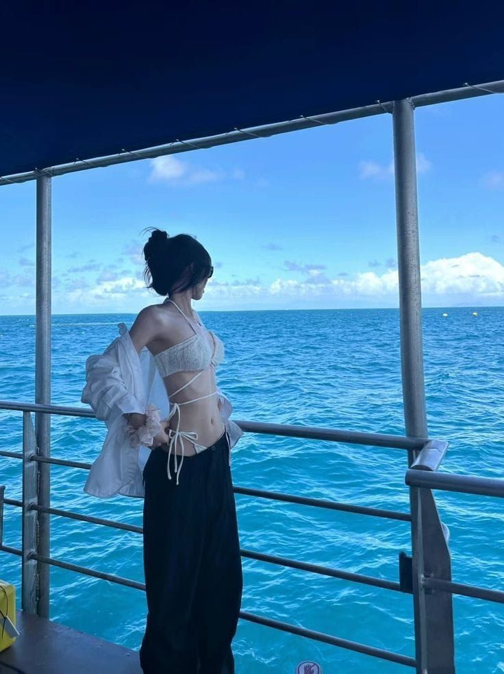 Du thuyền là nơi khiến mọi dáng đứng đều trở nên hợp lý