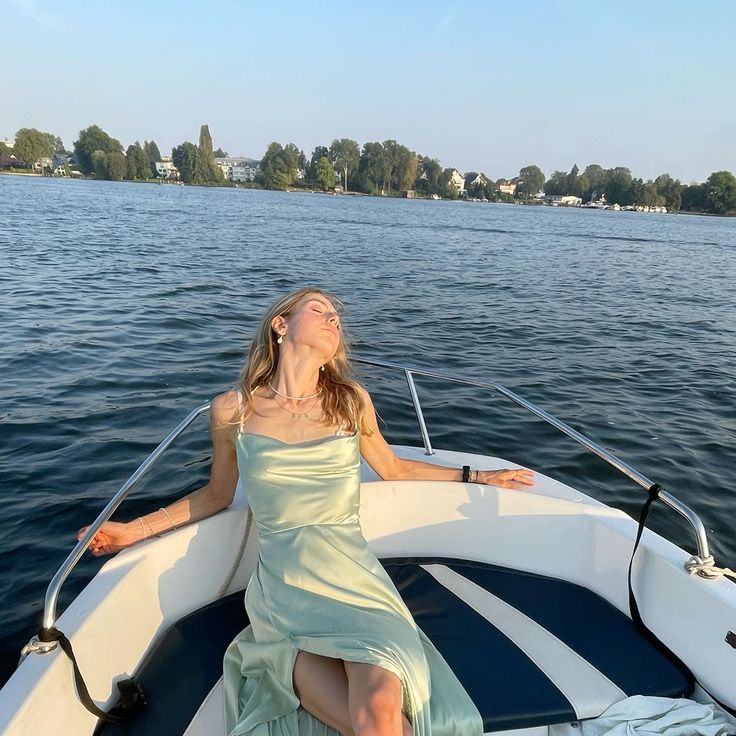 Gió biển lướt qua vai, ảnh lặng lẽ lưu lại khoảnh khắc