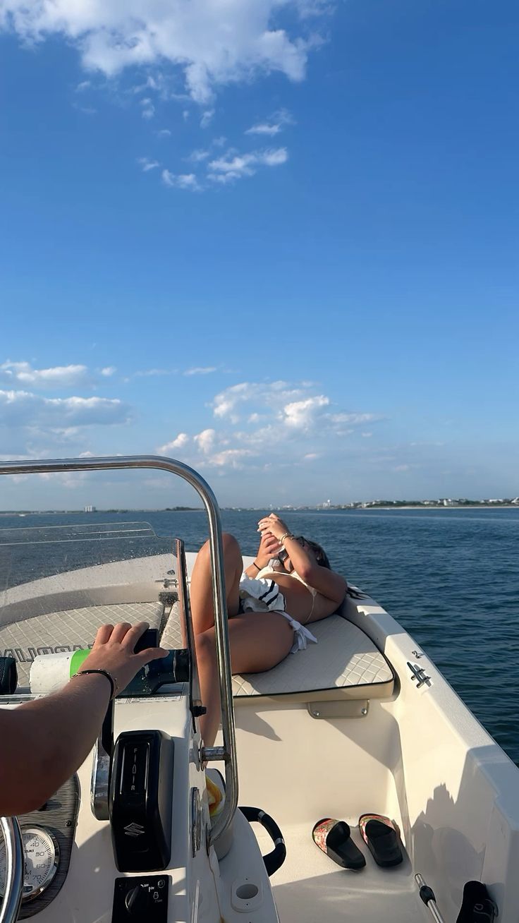 Giữa đường chân trời và mặt biển, bạn thật nhỏ xinh