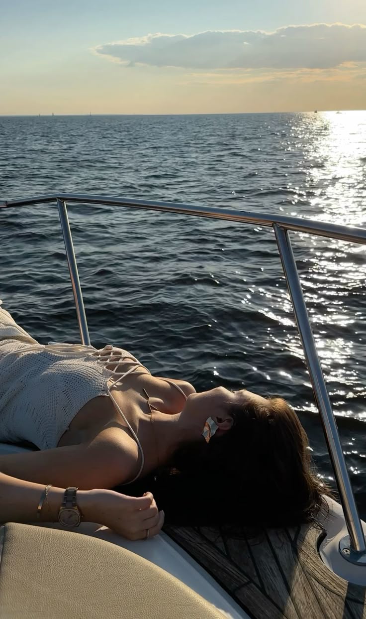 Giữa sóng nước, bạn là nét dịu dàng cần giữ lại