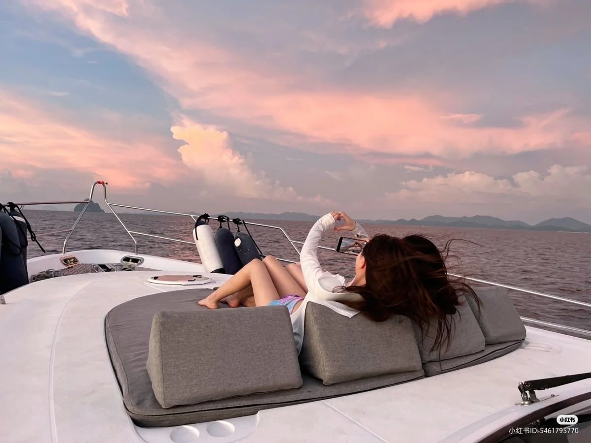 Tạo dáng chụp ảnh trên du thuyền