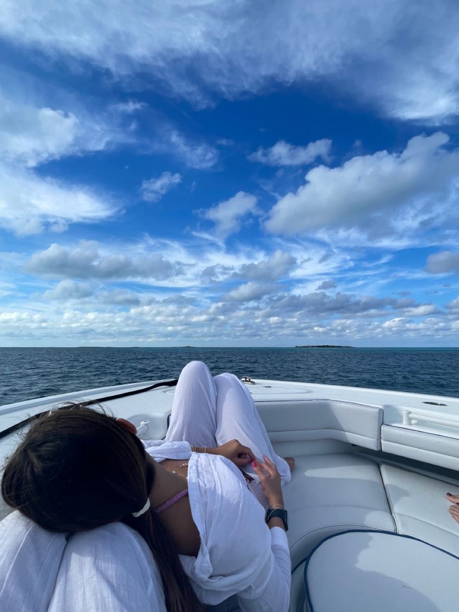 Tạo dáng tự nhiên để lưu giữ những khoảnh khắc thật lòng