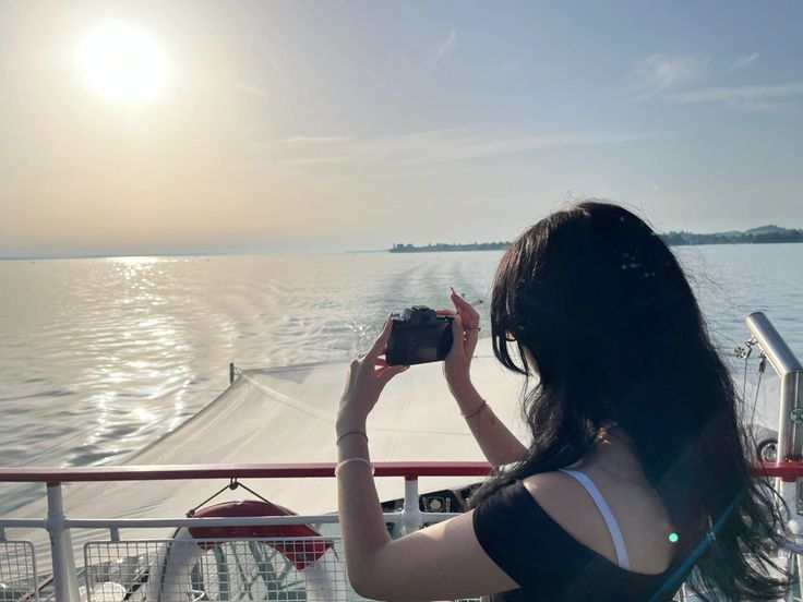 Chỉ cần đứng yên, du thuyền cũng làm nền đẹp