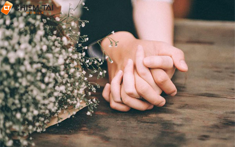 Chụp ảnh cùng người yêu giấu mặt lúc nắm tay nhau