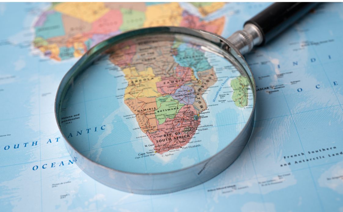 Hình ảnh thấu kính hội tụ được sử dụng làm kính lúp. (Ảnh: Sưu tầm Internet)