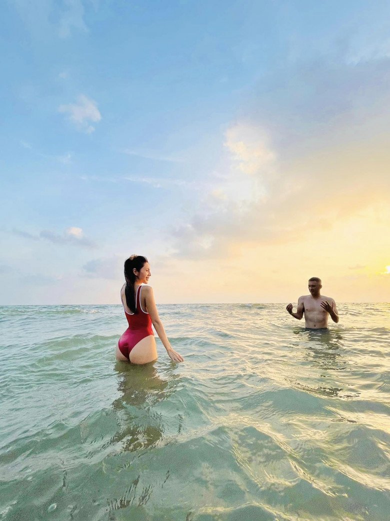 Có lẽ vì hình thể quá nóng bỏng của vợ mà Công Vinh mải mê ngắm, hoá vô tri khi lên ảnh.