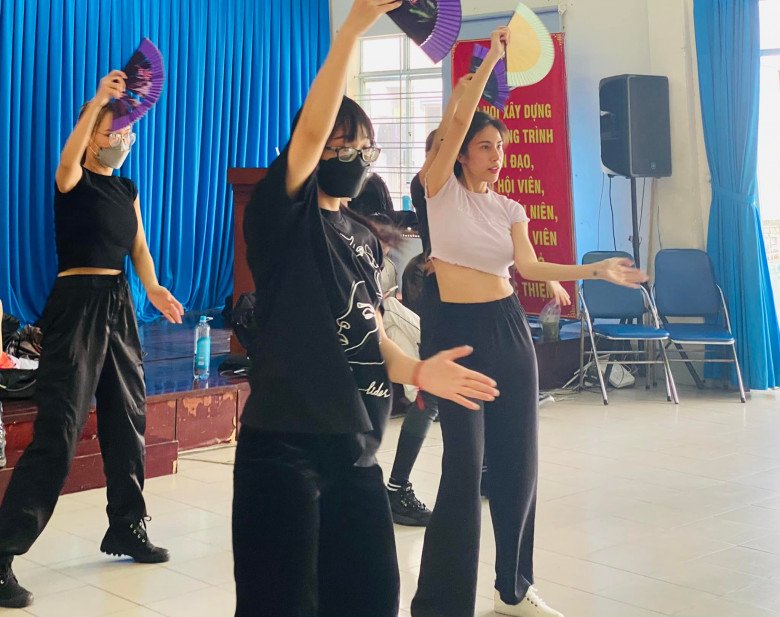 Tuy nhiên, đẹp tự nhiên, không tự nhiên mà đẹp. Để duy trì được vóc dáng, Thủy Tiên cũng phải có một số biện pháp để duy trì cân nặng. Được biết, đặc thù là một ca sĩ, cô vẫn vẫn thường trình diễn vũ đạo. Tập hát hay tập nhảy đều là các hoạt động tiêu tốn calo. Đặc biệt, luyện tập vũ đạo sẽ giúp phái đẹp có được thân hình săn chắc, khỏe mạnh.