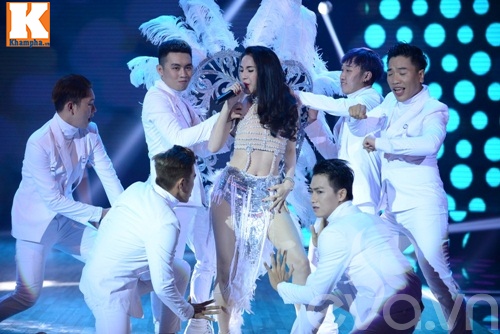 Ngọc Trinh, Thủy Tiên sexy biểu diễn tại Chung kết BNHV 2016 - 5