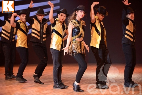 Ngọc Trinh, Thủy Tiên sexy biểu diễn tại Chung kết BNHV 2016 - 38