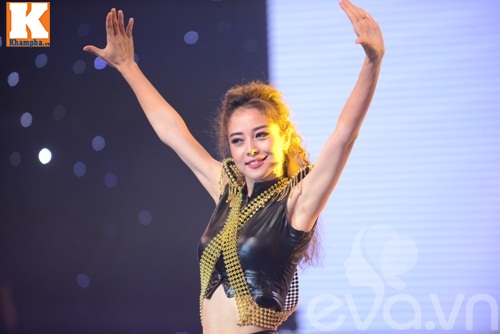 Ngọc Trinh, Thủy Tiên sexy biểu diễn tại Chung kết BNHV 2016 - 46