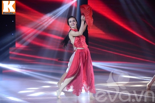 Ngọc Trinh, Thủy Tiên sexy biểu diễn tại Chung kết BNHV 2016 - 47