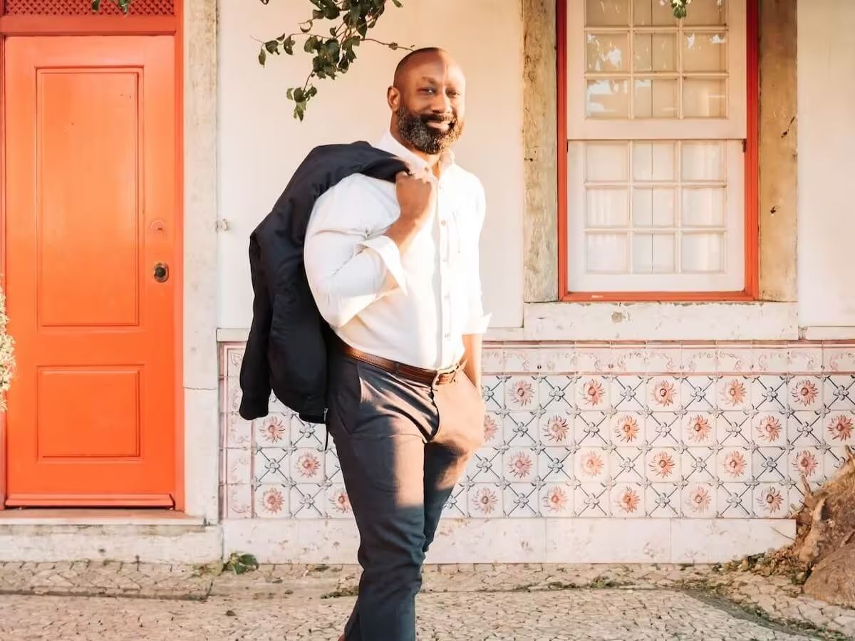 Thể hiện mình như một chàng trai giàu có