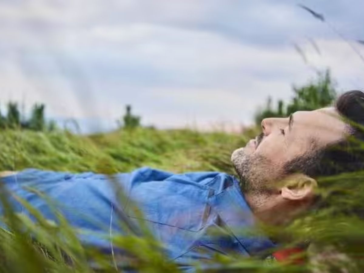 Cách chụp ảnh cận mặt đẹp cho nam giới với nền cỏ