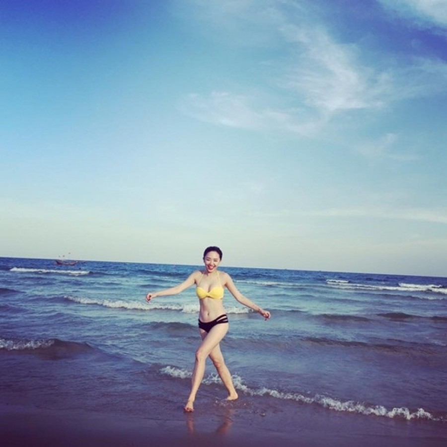 Tóc Tiên khoe dáng nuột nà với bikini