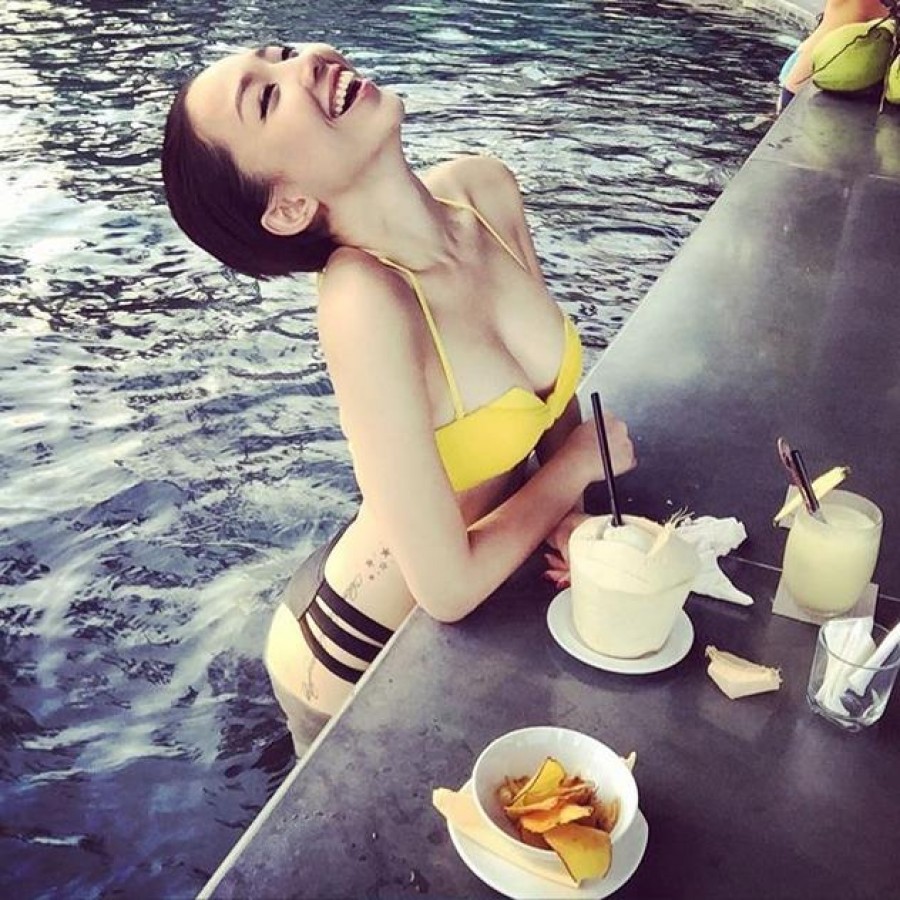 Tóc Tiên khoe dáng nuột nà với bikini