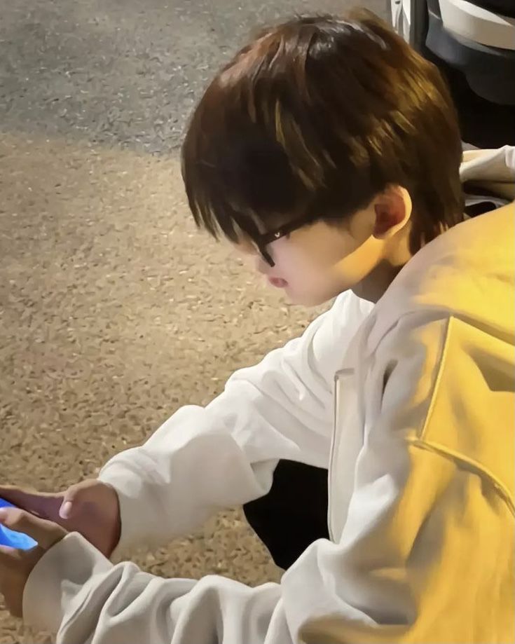 Một loạt ảnh trai 2k12 được chia sẻ rầm rộ trên nhiều nền tảng mạng xã hội khác