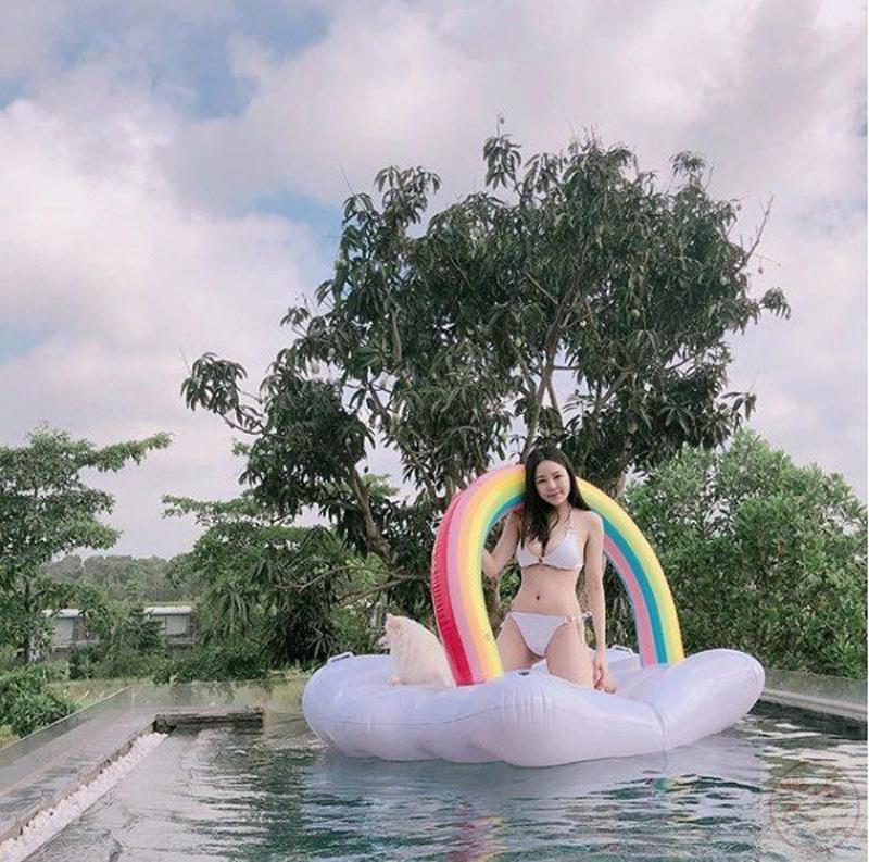 Trâm Anh được khen ngợi với nét duyên dáng và nụ cười thân thiện